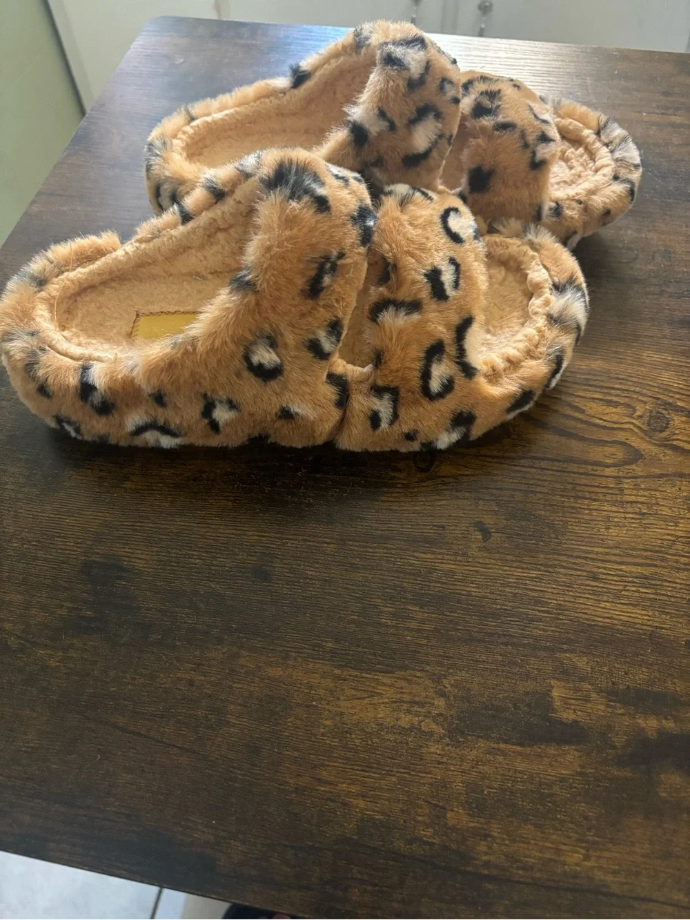 Crocs Faux Fur Leopard Print woman’s Slide Sandals - Tan size 7 like new - Picture 2 of 4